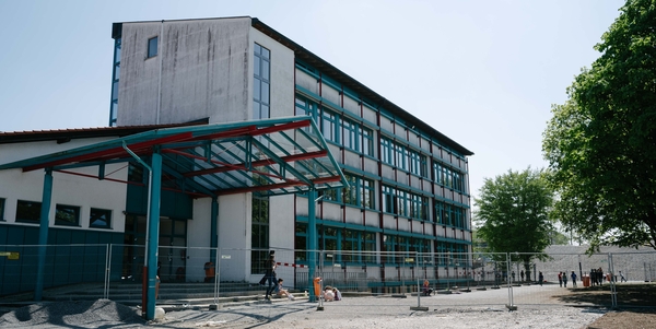 Schulgebäude, das von einer Baustelle umgeben ist