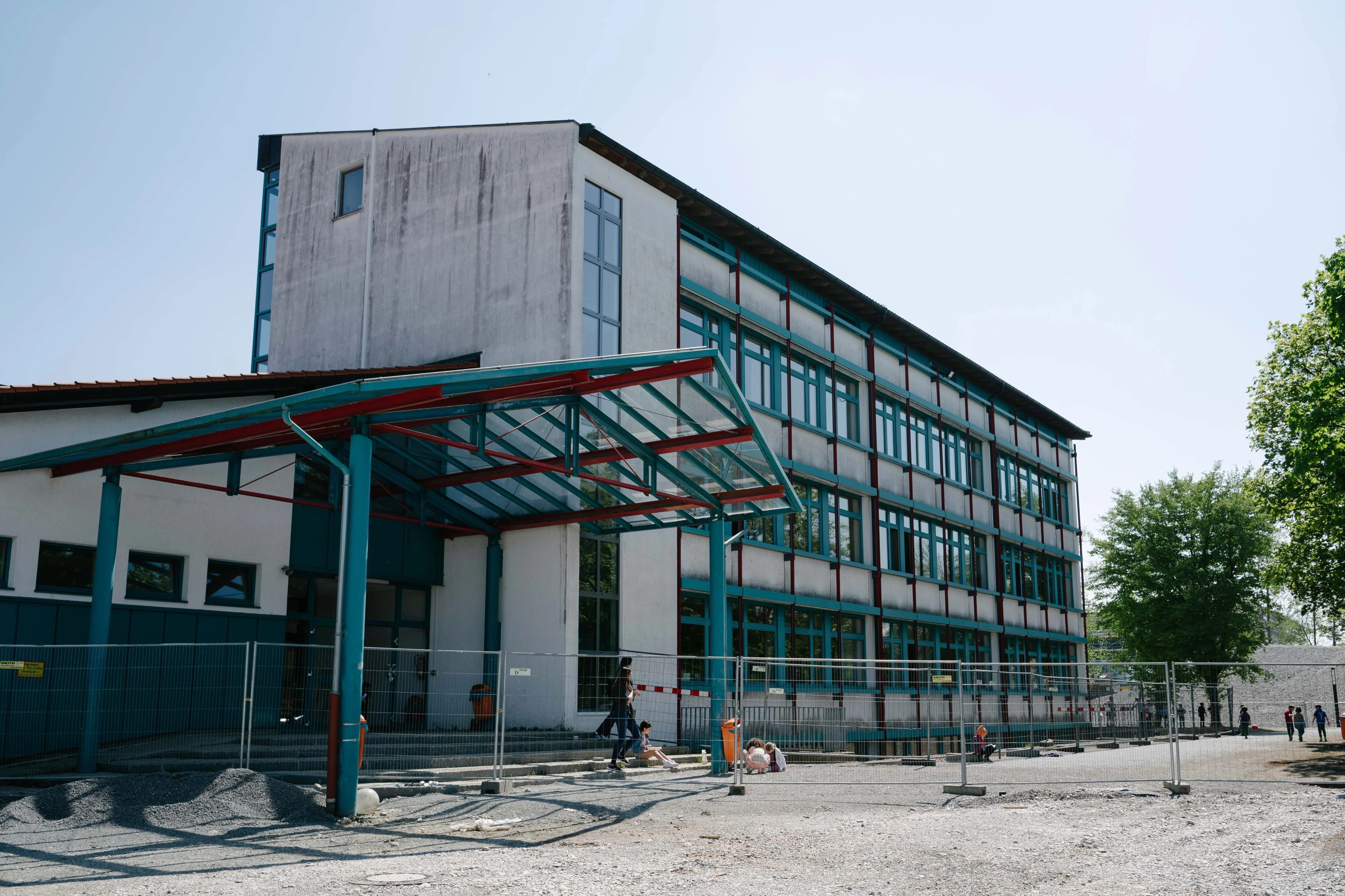 Schulgebäude, das von einer Baustelle umgeben ist