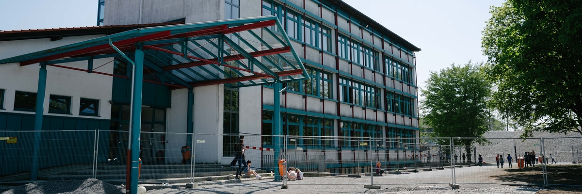 Schulgebäude, das von einer Baustelle umgeben ist