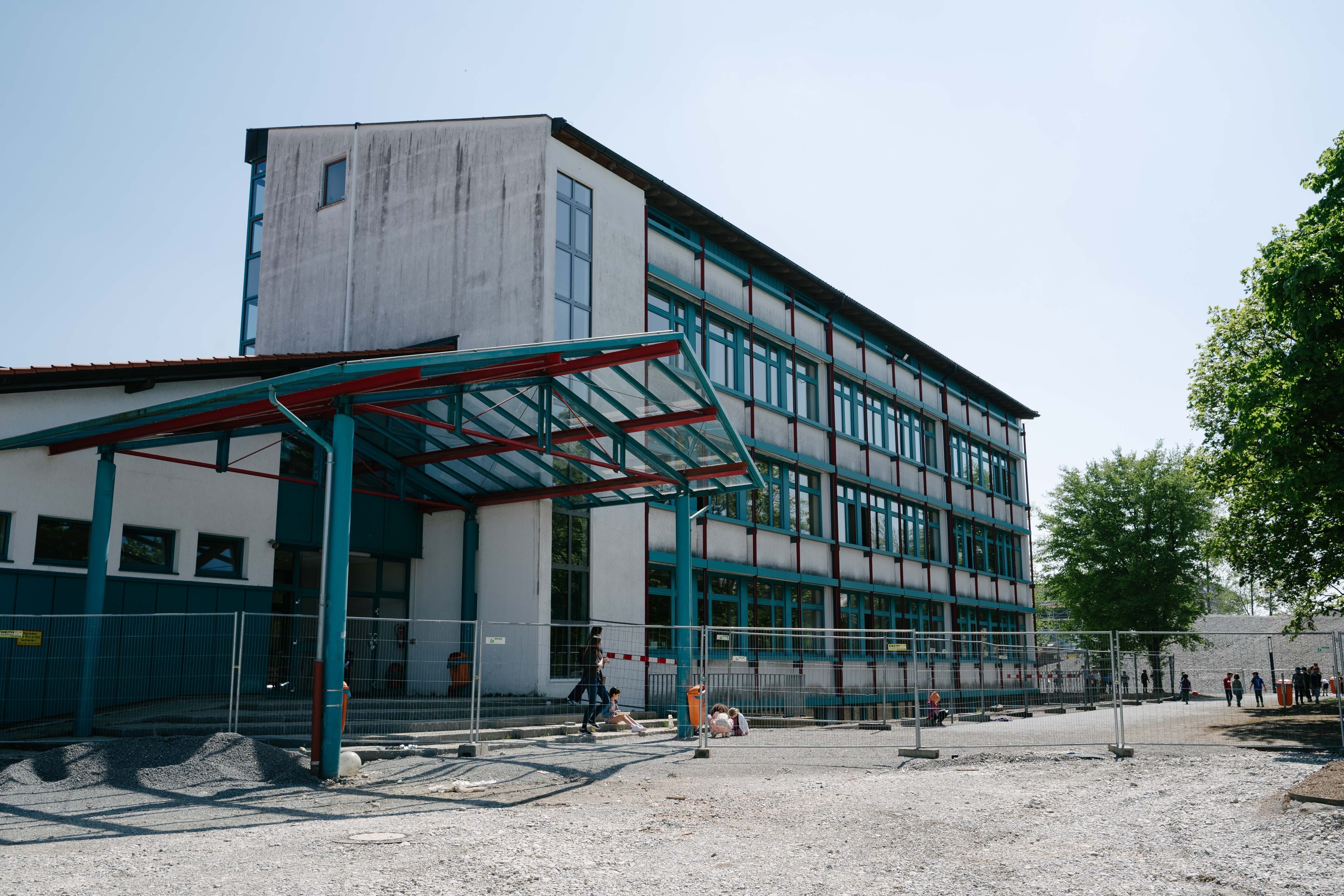Schulgebäude, das von einer Baustelle umgeben ist