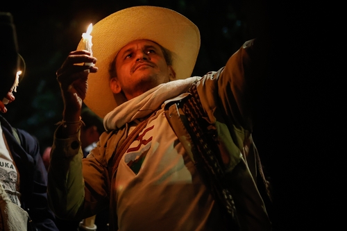Mann mit sombrero und brennender Kerze