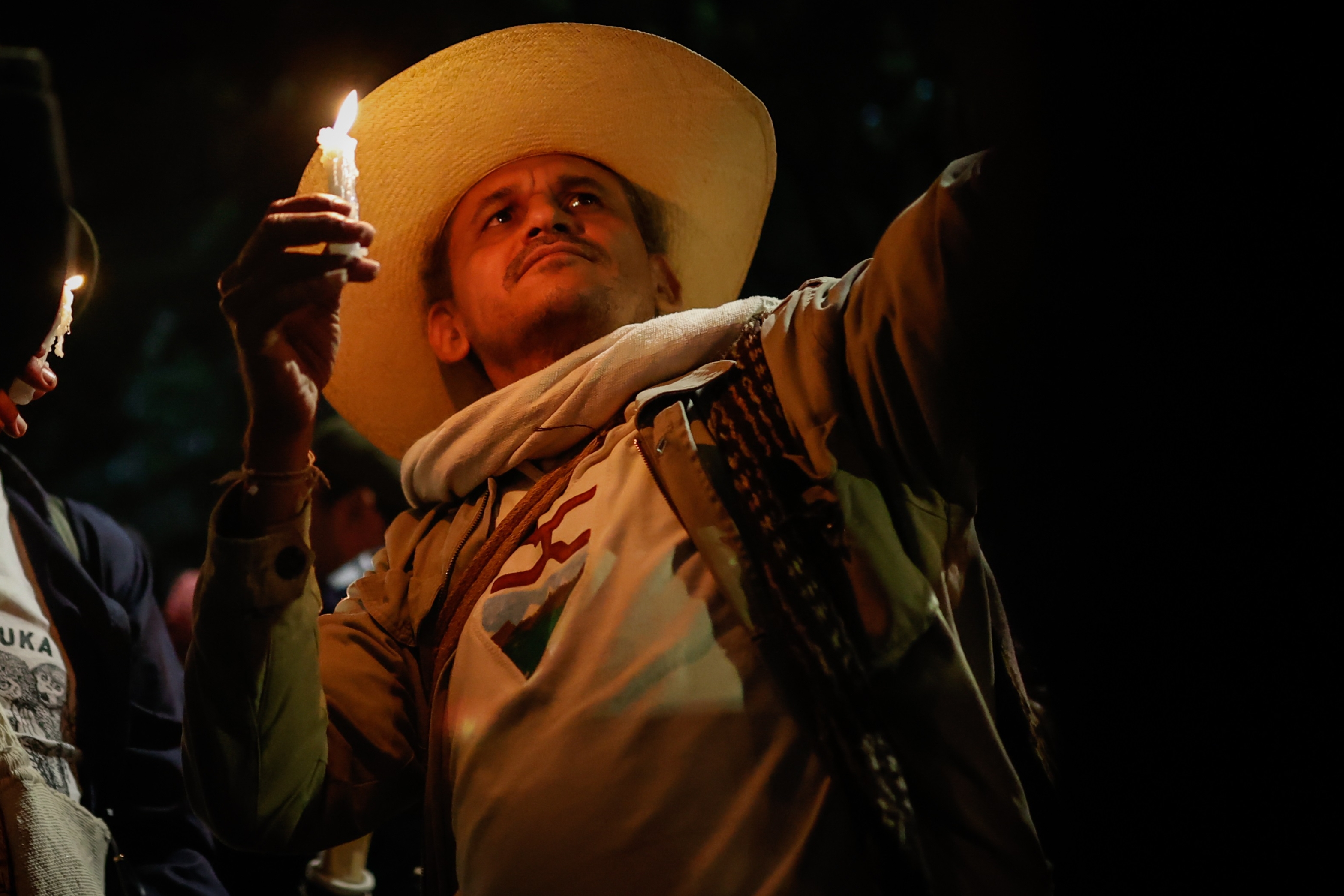 Mann mit sombrero und brennender Kerze