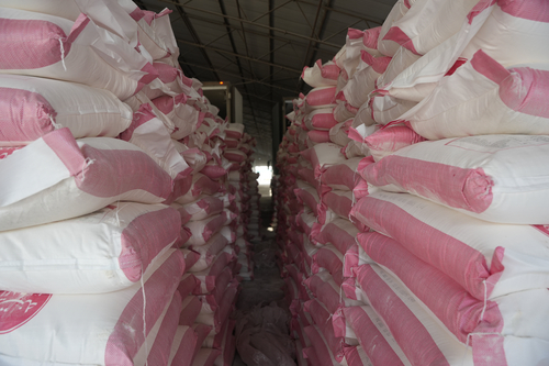 LKW-Ladung mit Mehlsäcken. Humanitäre Hilfe.