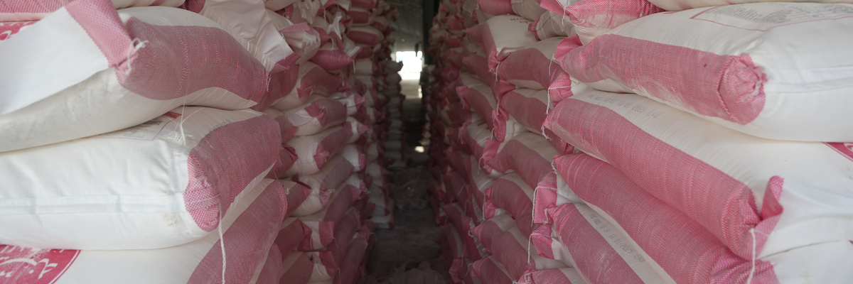 LKW-Ladung mit Mehlsäcken. Humanitäre Hilfe.