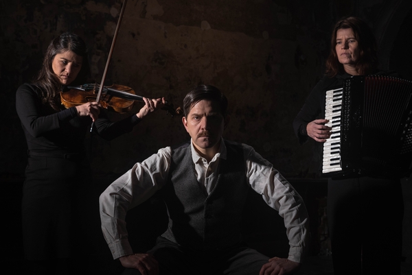Die Künstler_innen des Wilhelm Leuschner-Theaterabends, Jan Uplegger, Yumiko Tsubaki und Maria Hinze
