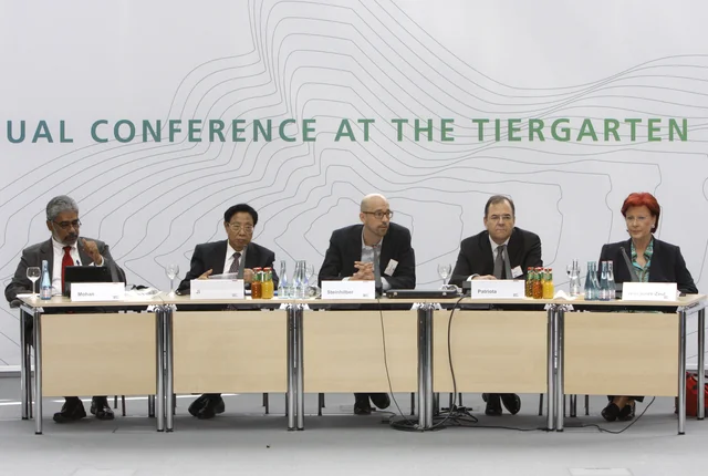 Jochen Steinhilber spricht im Präsidium der Tiergartenkonferenz 2013. Neben ihm sitzt u.a. Heidemarie Wieczorek-Zeul. 