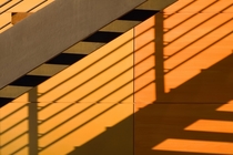 Symbolbild: Schatten einer Treppe fällt auf Wand