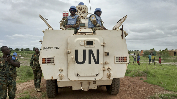 Mitglieder von UNMISS in einem militärischen Fahrzeug