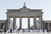 Brandenburger Tor hinter Menschenmassen 