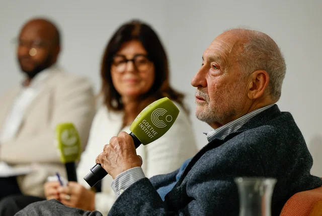 Joseph Stiglitz spricht in ein Mikrofon. 