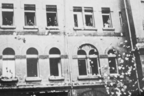 Zerstreute Papiere fliegen aus den Fenstern des Leipziger Gewerkschaftshauses