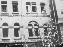 Zerstreute Papiere fliegen aus den Fenstern des Leipziger Gewerkschaftshauses