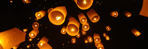 Traditionelle Globos steigen in den Nachthimmel auf