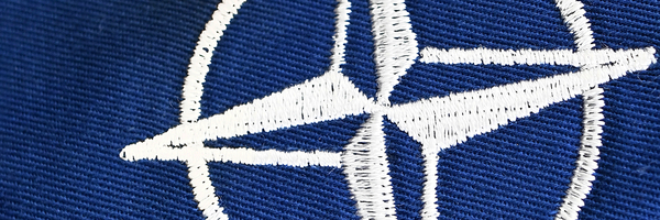 NATO-Emblem auf dunkelblauem Stoff