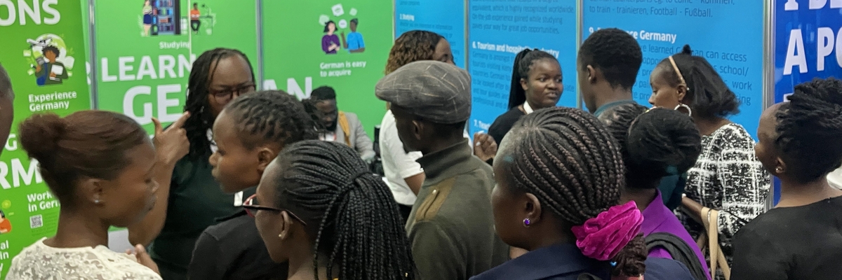 Besuchende einer deutsch-kenianischen Jobmesse am Stand des Goethe-Instituts
