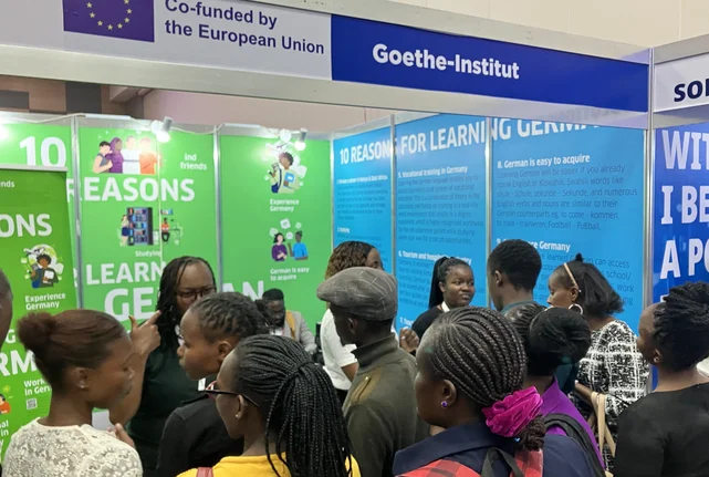 Besuchende einer deutsch-kenianischen Jobmesse am Stand des Goethe-Instituts