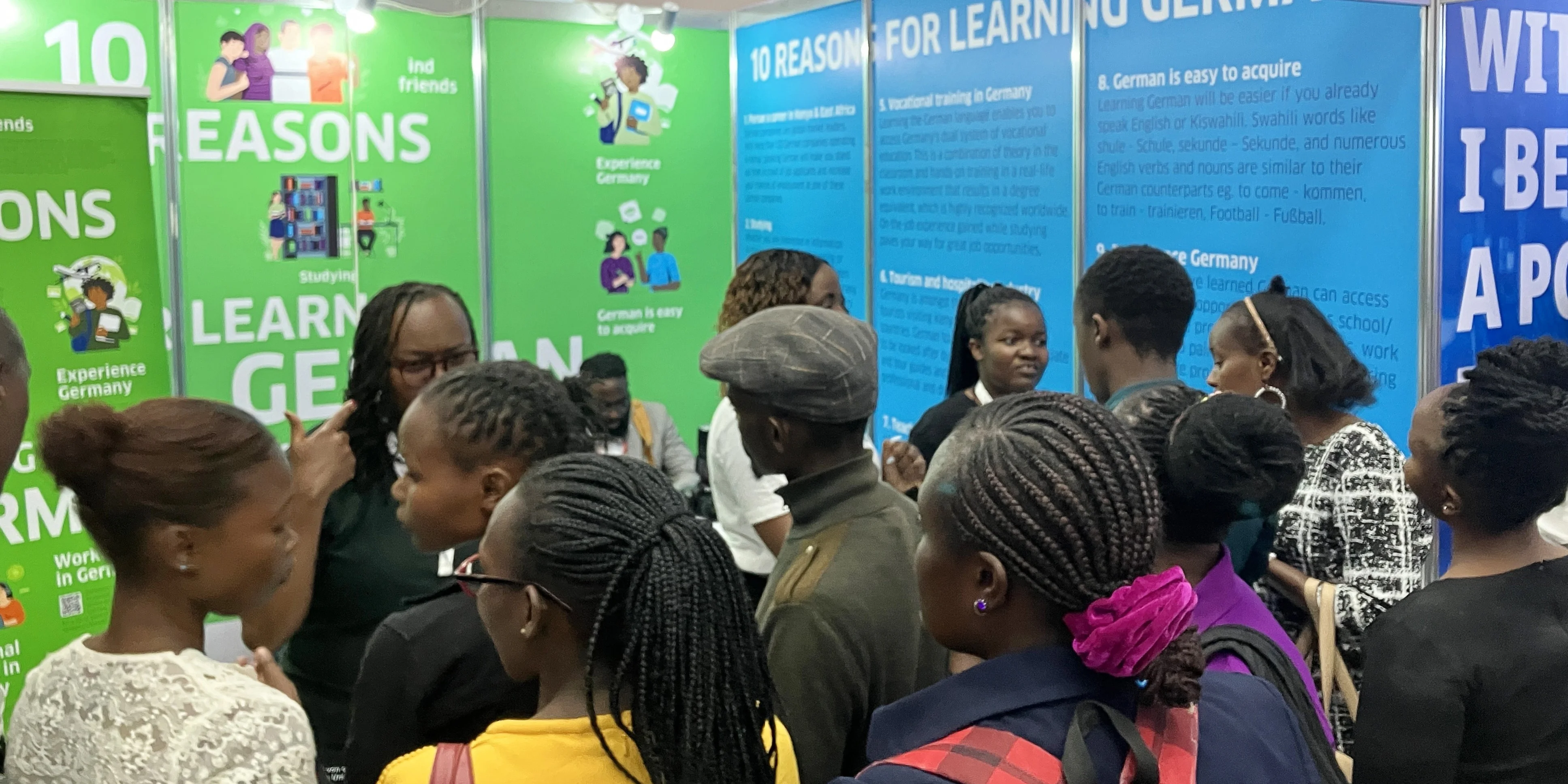 Besuchende einer deutsch-kenianischen Jobmesse am Stand des Goethe-Instituts