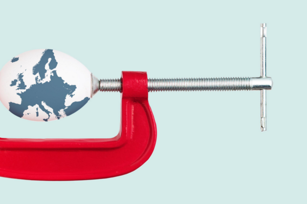 Schraubzwinge mit einem eingespannten Hühnerei. Auf dem Ei sind die Umrisse des Europäischen Kontinents sichtbar.