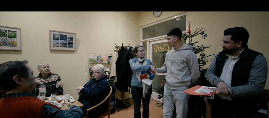 Bild aus dem Film "Unten" abgebildet Senatorin Melanie Leonard bei ihrer Arbeit