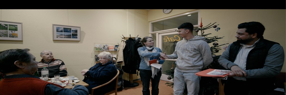 Bild aus dem Film "Unten" abgebildet Senatorin Melanie Leonard bei ihrer Arbeit