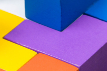 Verschiedene bunte Holzbauklötze