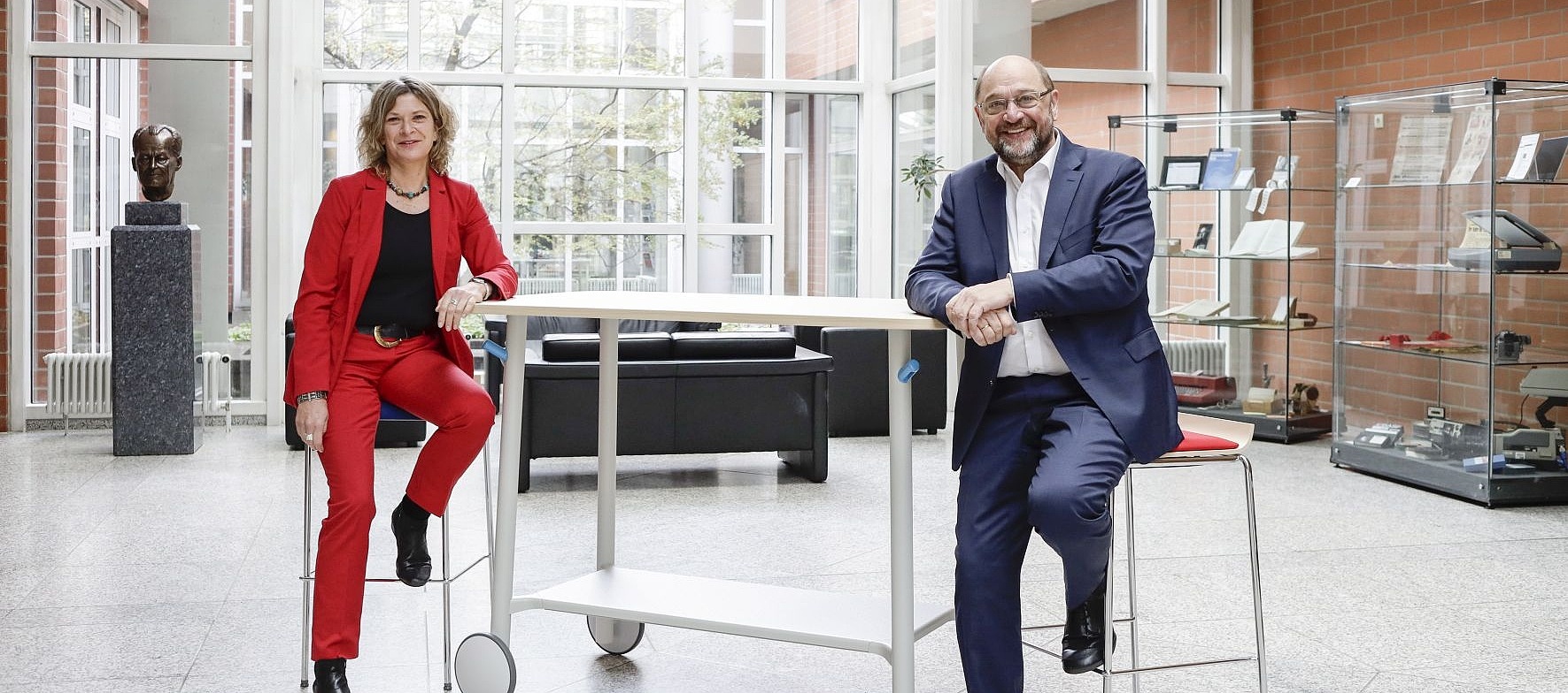 Masrtin Schulz und Sabine Fandrych sitzen im Foyer der Friedrich-Ebert-Stiftung in Bonn