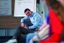 Trainer Oskar Vitlif hört den Seminarteilnehmenden zu.