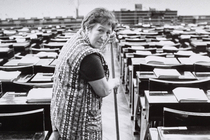 Raumpflegerin reinigt den Bundestag