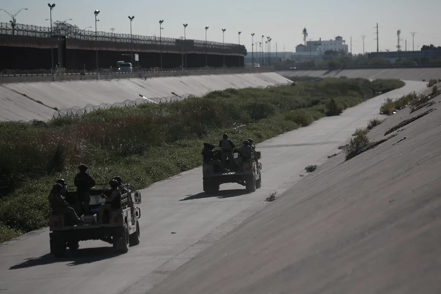 Einheiten der mexikanischen Armee an der Grenzanlage zu den USA bei Juarez.