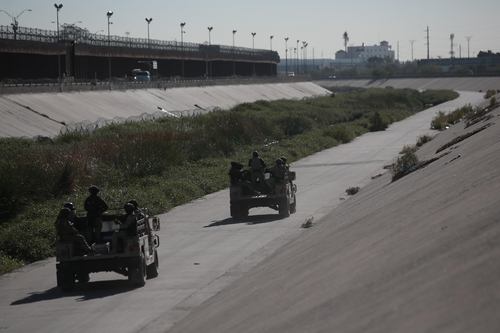 Einheiten der mexikanischen Armee an der Grenzanlage zu den USA bei Juarez.