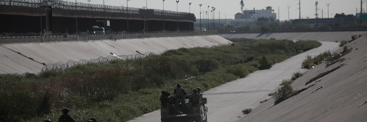 Einheiten der mexikanischen Armee an der Grenzanlage zu den USA bei Juarez.