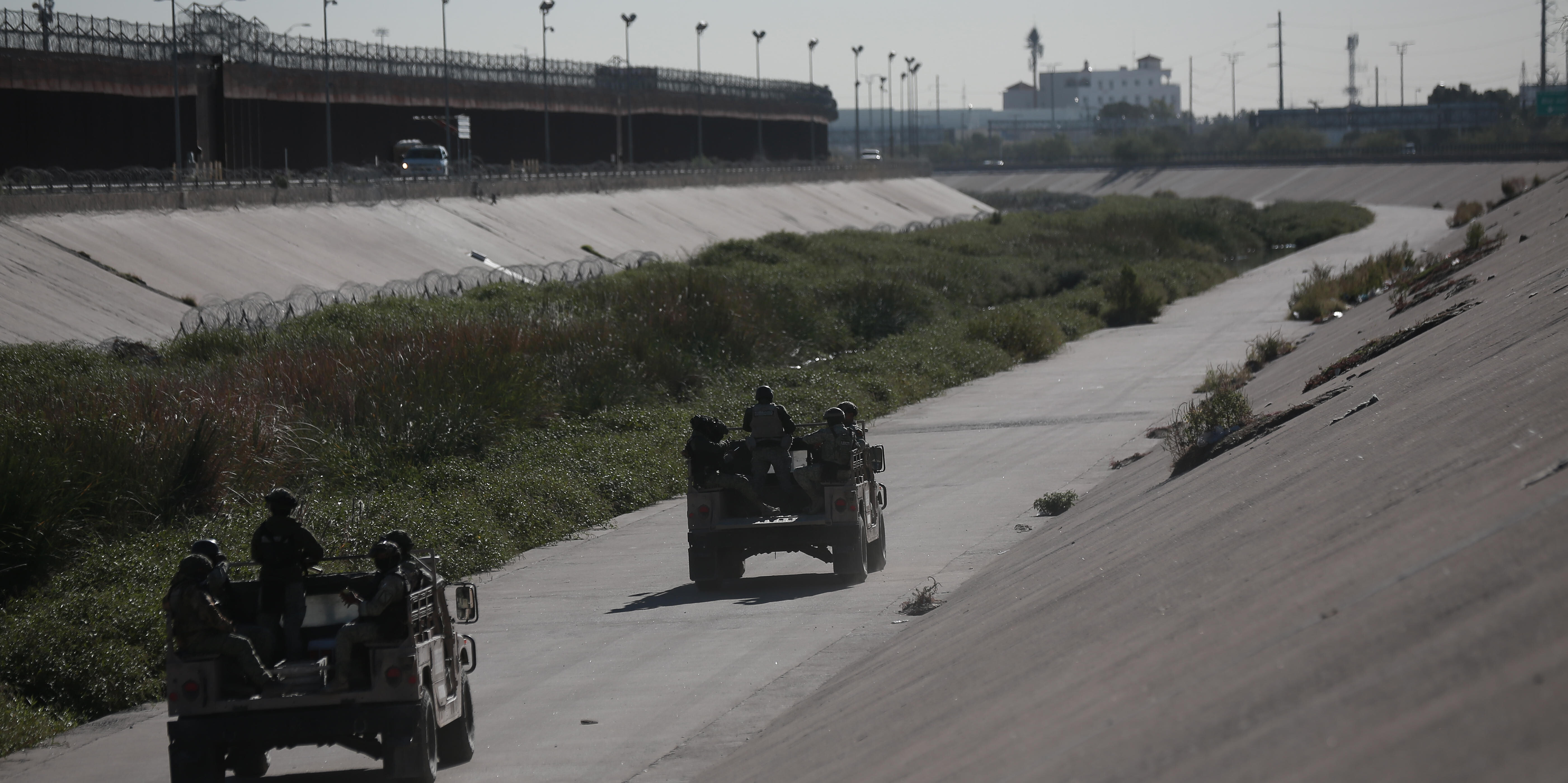 Einheiten der mexikanischen Armee an der Grenzanlage zu den USA bei Juarez.