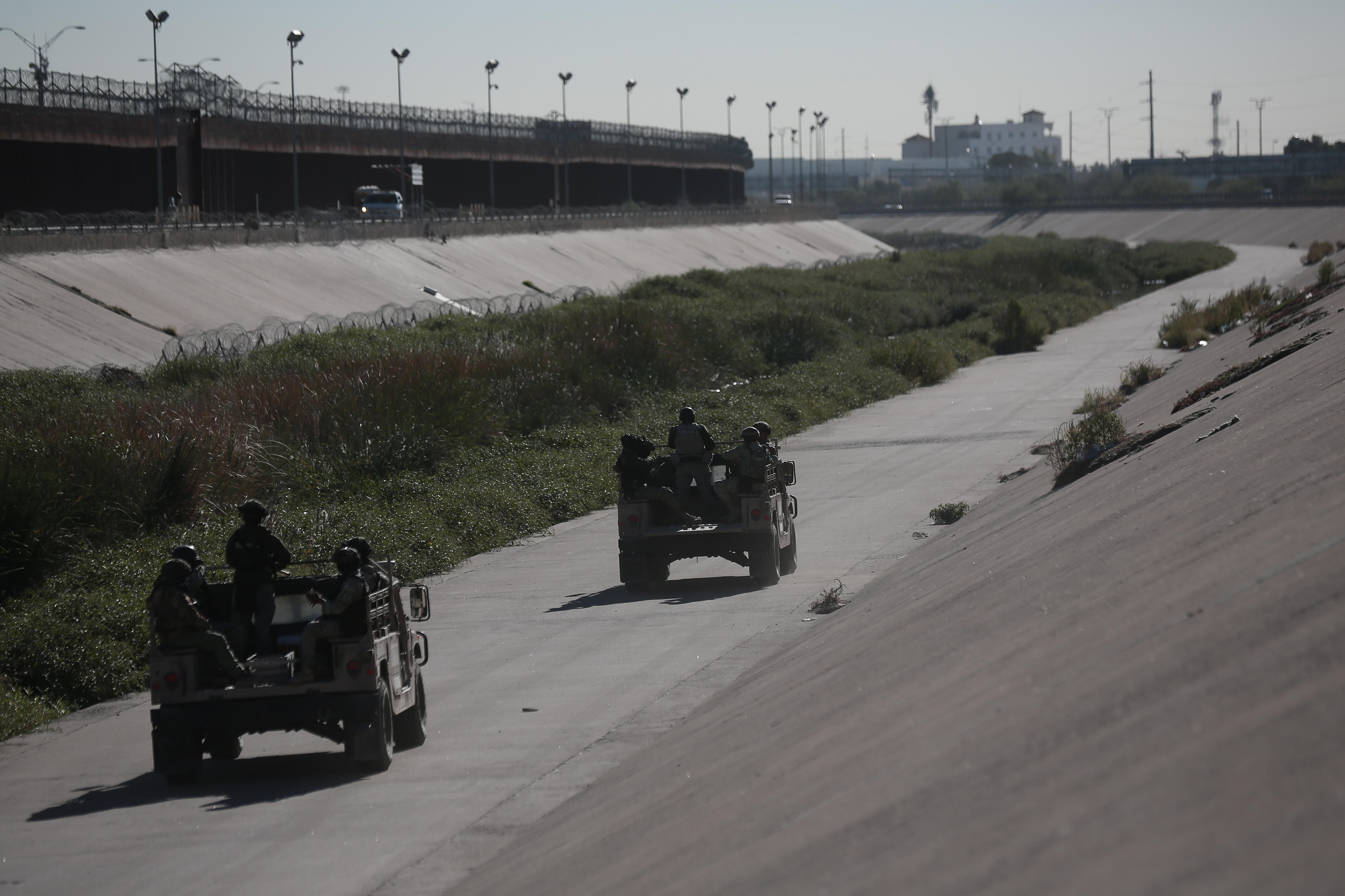 Einheiten der mexikanischen Armee an der Grenzanlage zu den USA bei Juarez.