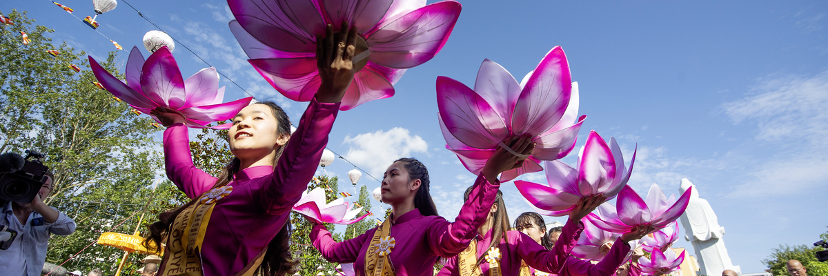 Frauen zeigen einen Tanz bei der Einweihung vom buddhistisch-vietnamesischen Tempel Loc Uyen in Lichtenhagen.