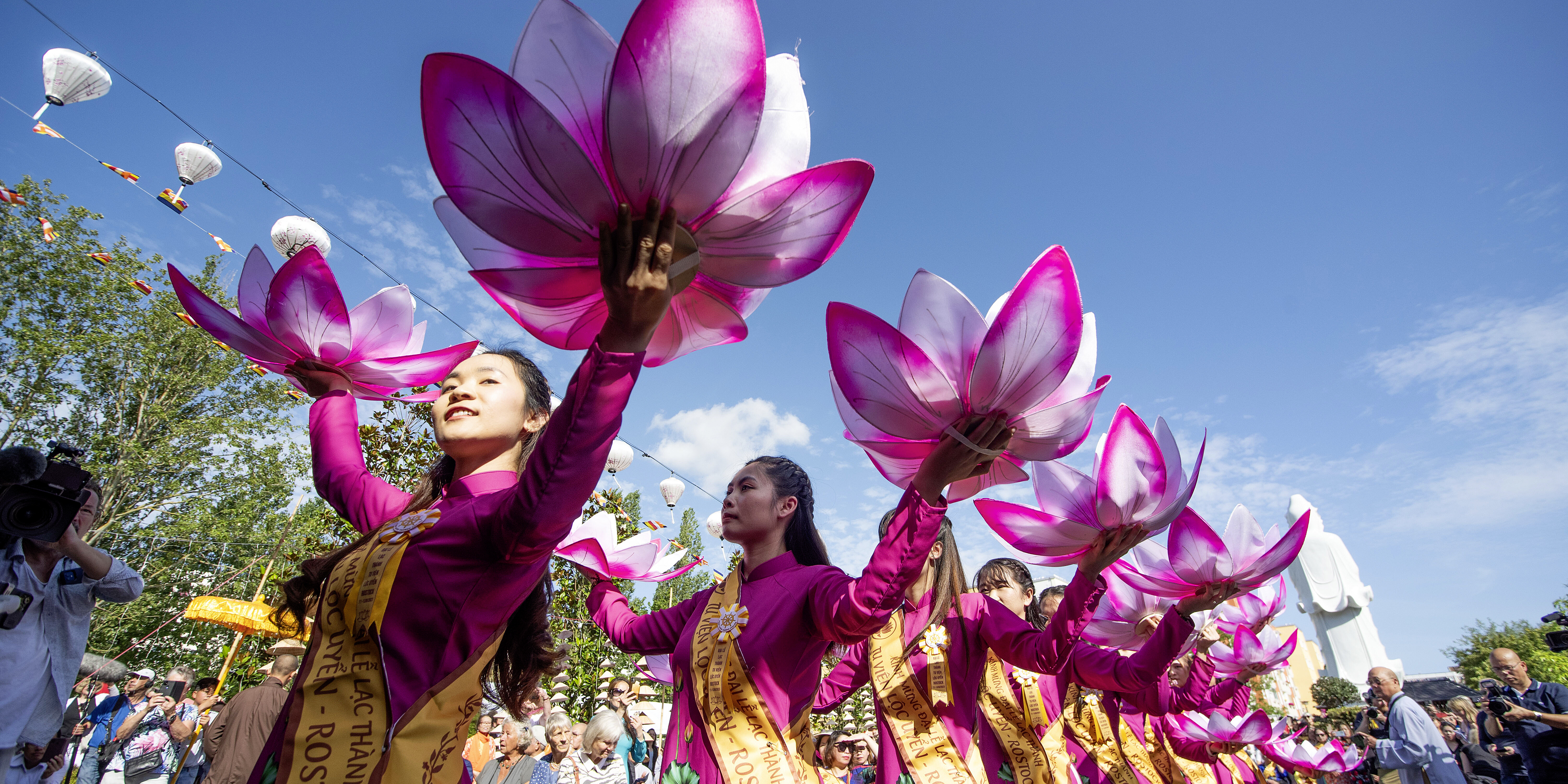 Women perform a dance at the inauguration of the Vietnamese Buddhist temple Loc Uyen in Lichtenhagen.