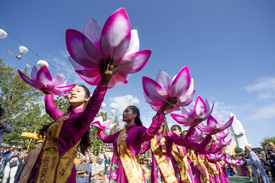 Women perform a dance at the inauguration of the Vietnamese Buddhist temple Loc Uyen in Lichtenhagen.