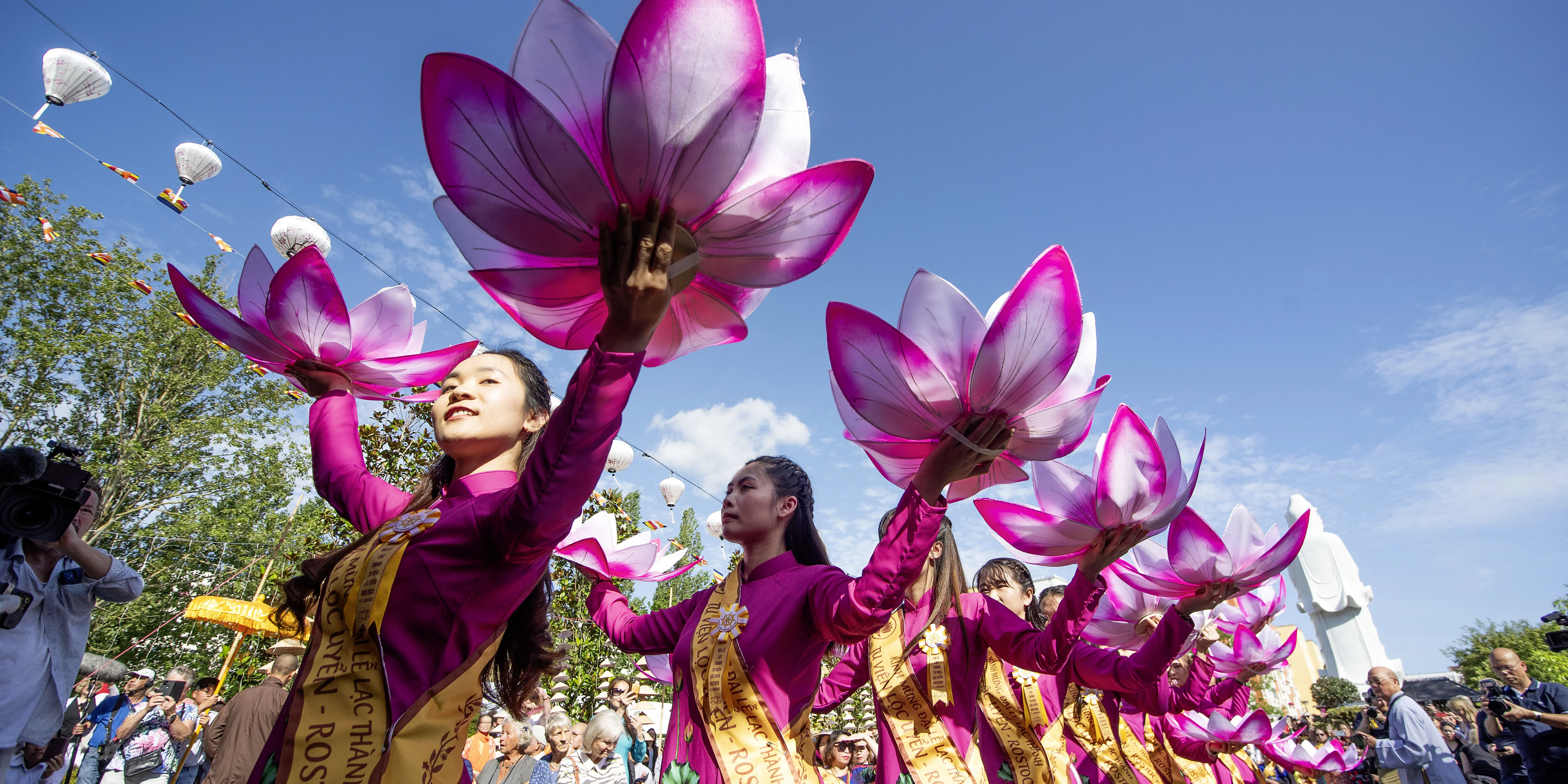 Women perform a dance at the inauguration of the Vietnamese Buddhist temple Loc Uyen in Lichtenhagen.