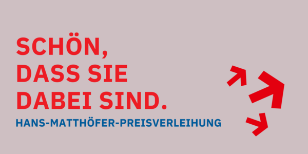 Bild mit der Aufschrift "Schön, dass Sie dabei sind." in Rot, darunter "Hans-Matthöfer-Preisverleihung" in Blau auf hellem Grund. Daneben rote Pfeile.