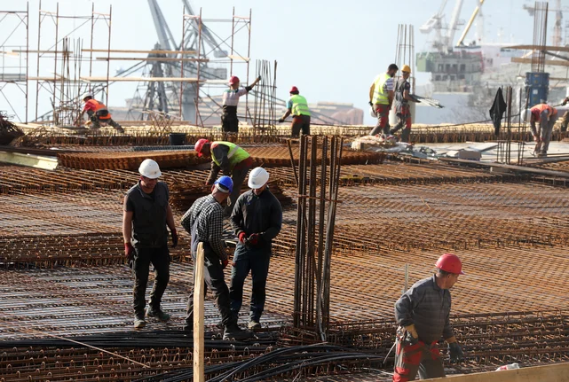 Bauarbeiter auf einer Baustelle in Rijeka, Kroatien