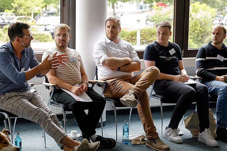 Seminarteilnehmer im Gespräch einem Fenster. 