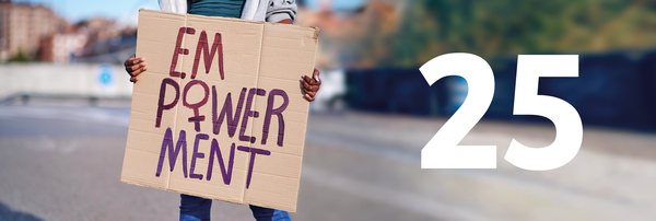 Frau mit Schild in den Hnden auf dem steht: Empowerment 