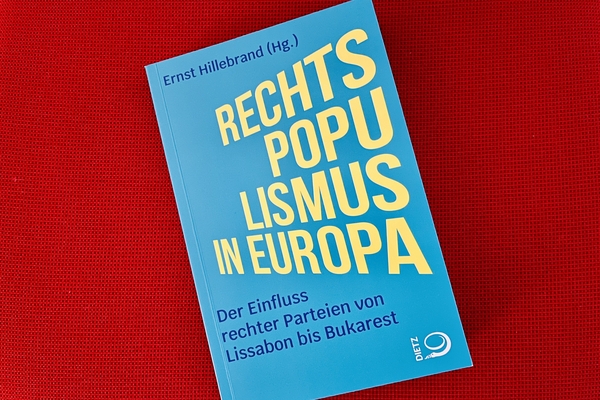 Bild des Buchcovers: Rechtspopulismus in Europa. Der Einfluss rechter Parteien von Lissabon bis Bukarest von Errnst Hillebrand (Autor)