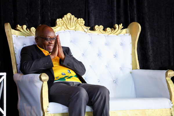 Der ehemalige südafrikanische Präsident Jacob Zuma gestikuliert während seines Besuchs bei der politischen Bildungsveranstaltung der Jugendliga des Afrikanischen Nationalkongresses in Philippi in Kapstadt, Südafrika