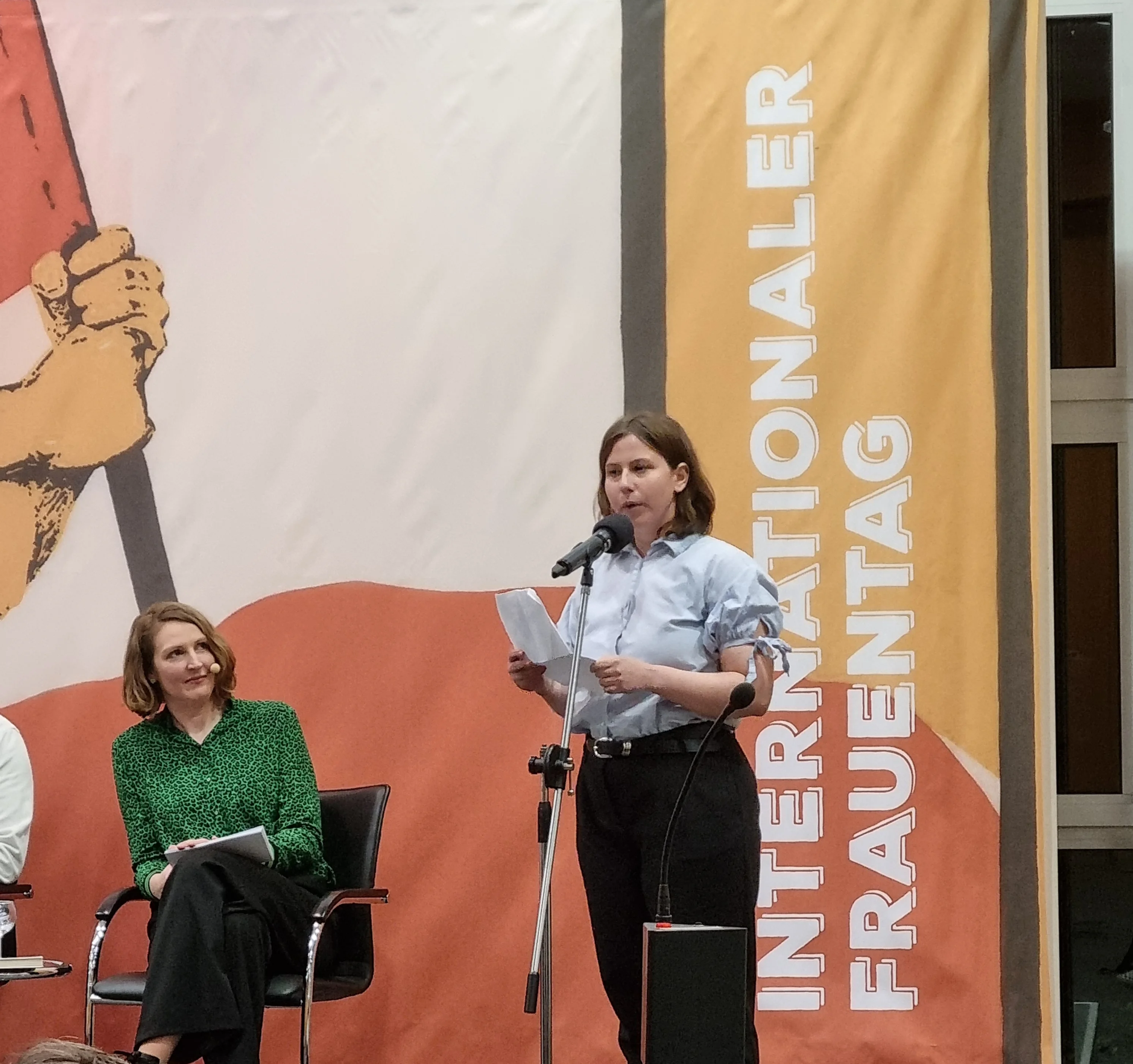 Die Poetry Slammerin trägt vor