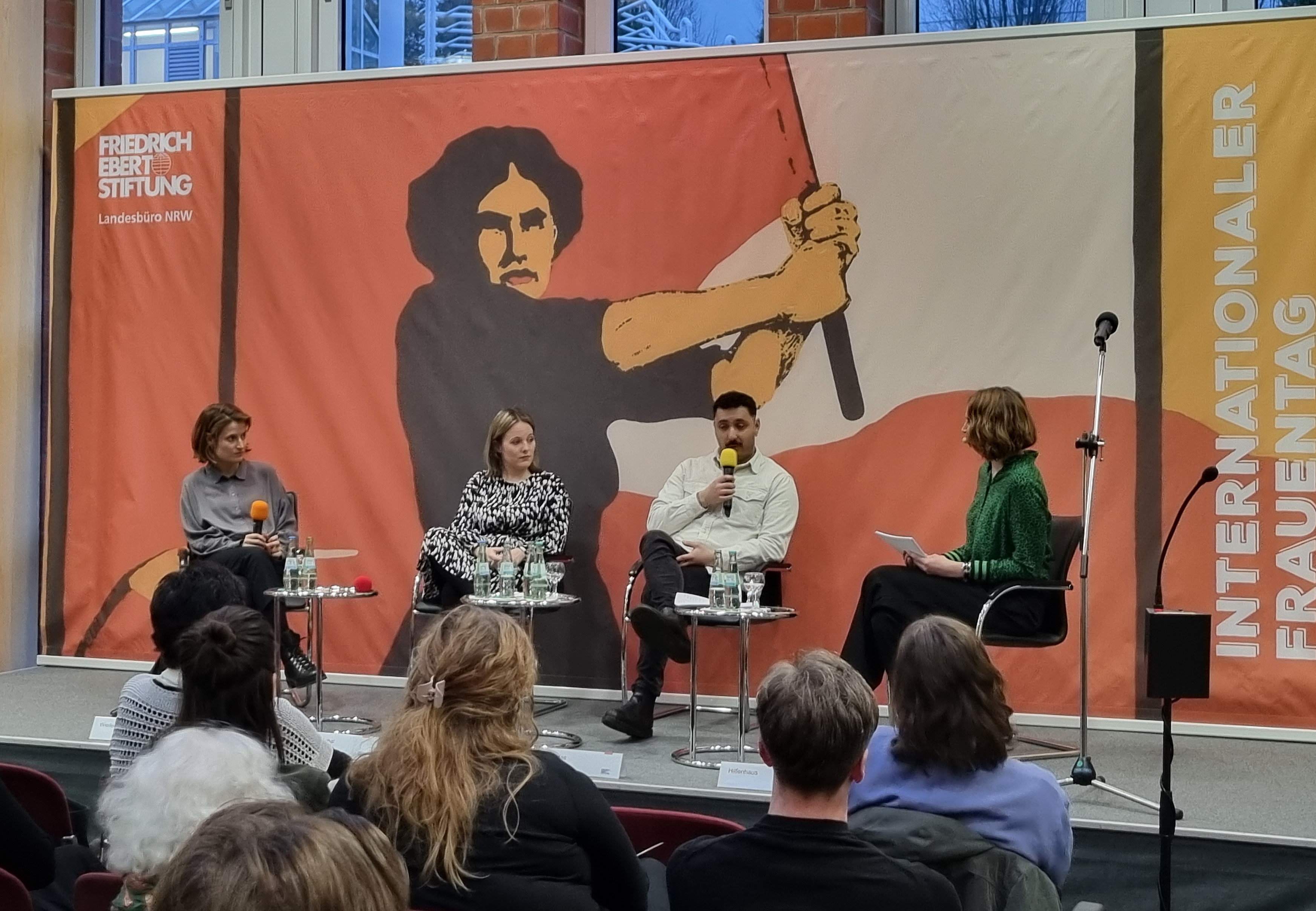 Das Podium diskutiert das Thema Antifeminismus in Europa