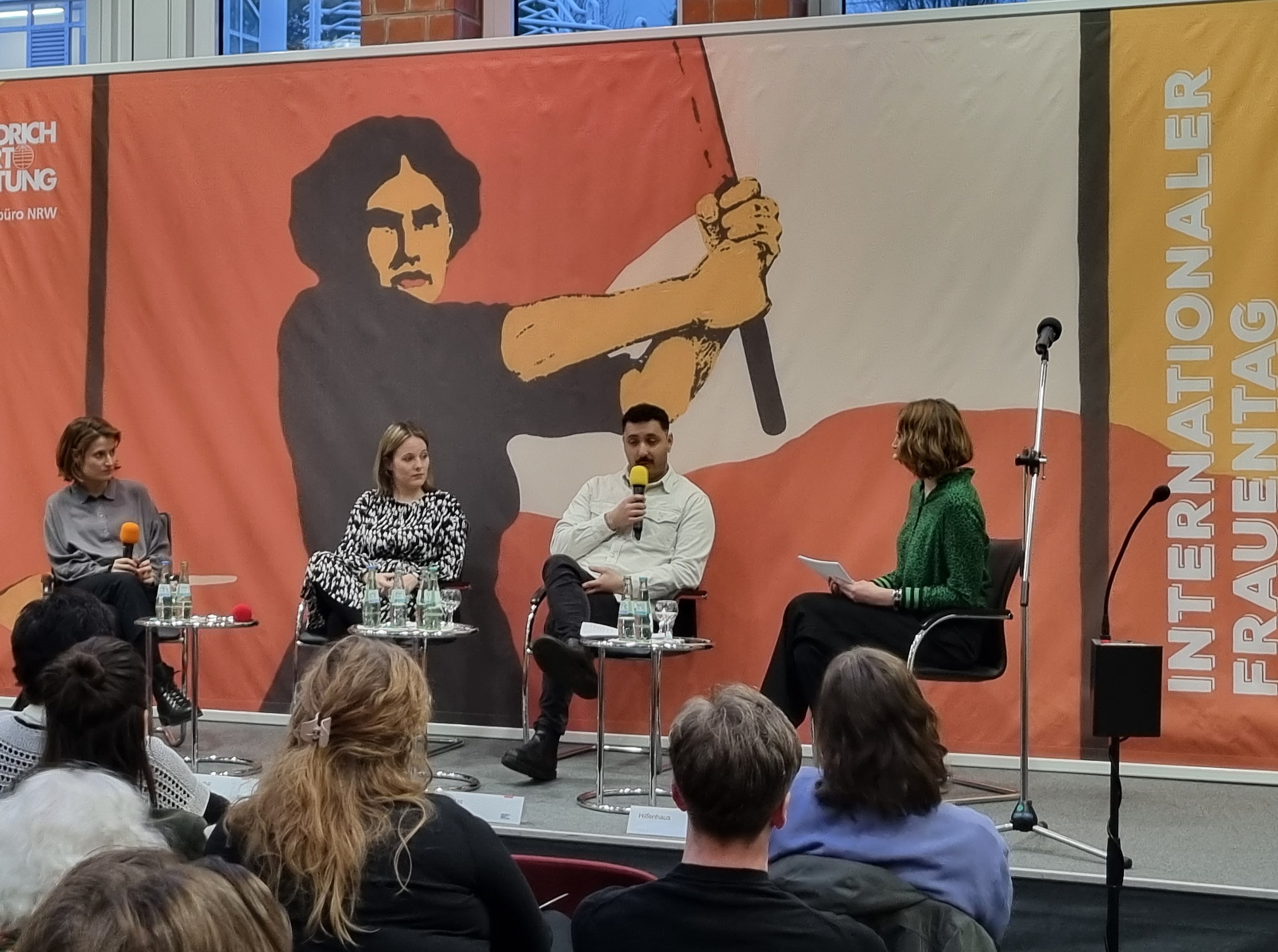 Das Podium diskutiert das Thema Antifeminismus in Europa