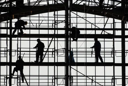 Silhouetten von Bauarbeitern auf einem Gerüst