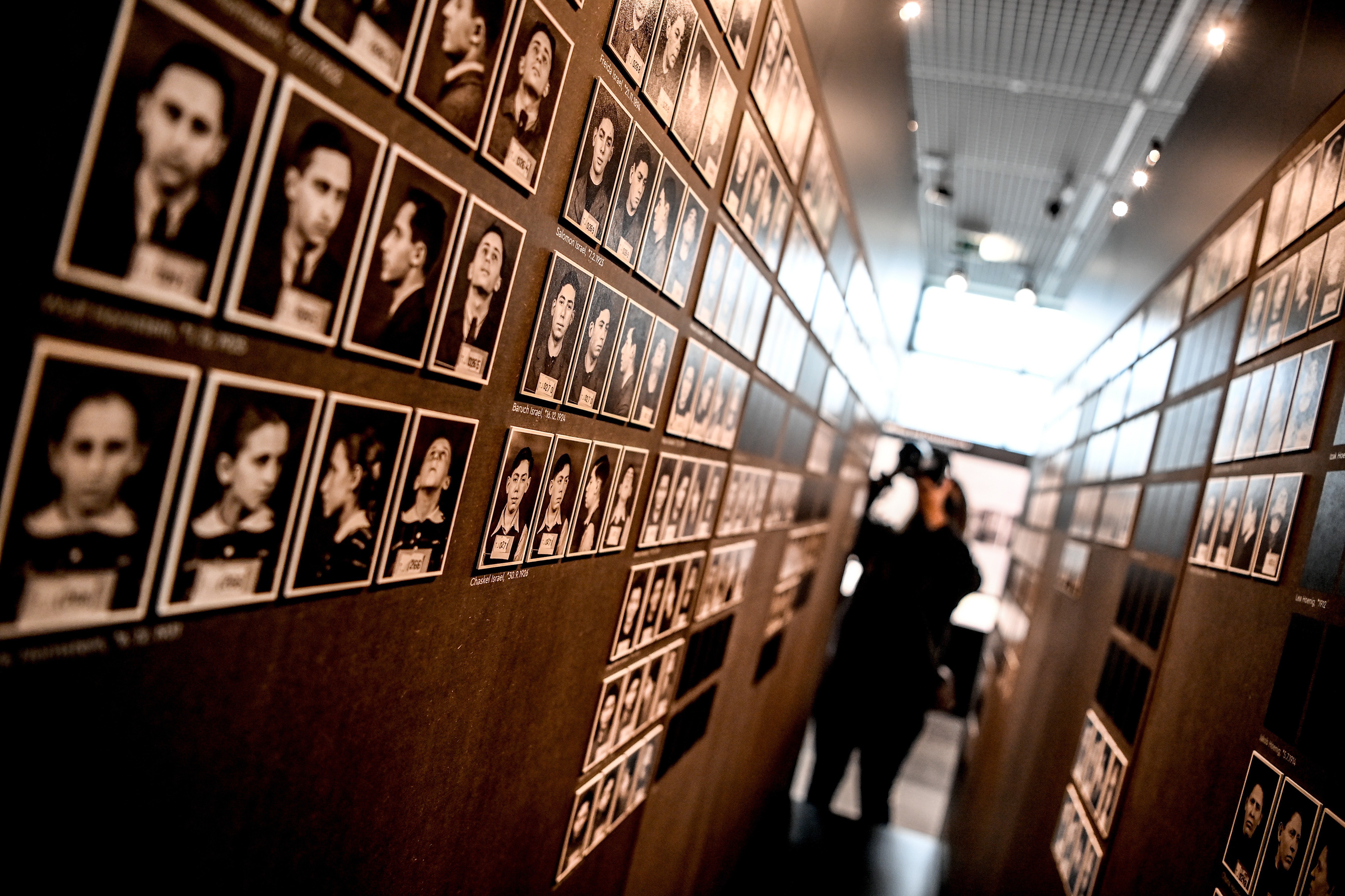 Bilder von jüdischen Familien in der Ausstellung des Museums "Topographie des Terrors" in Berlin
