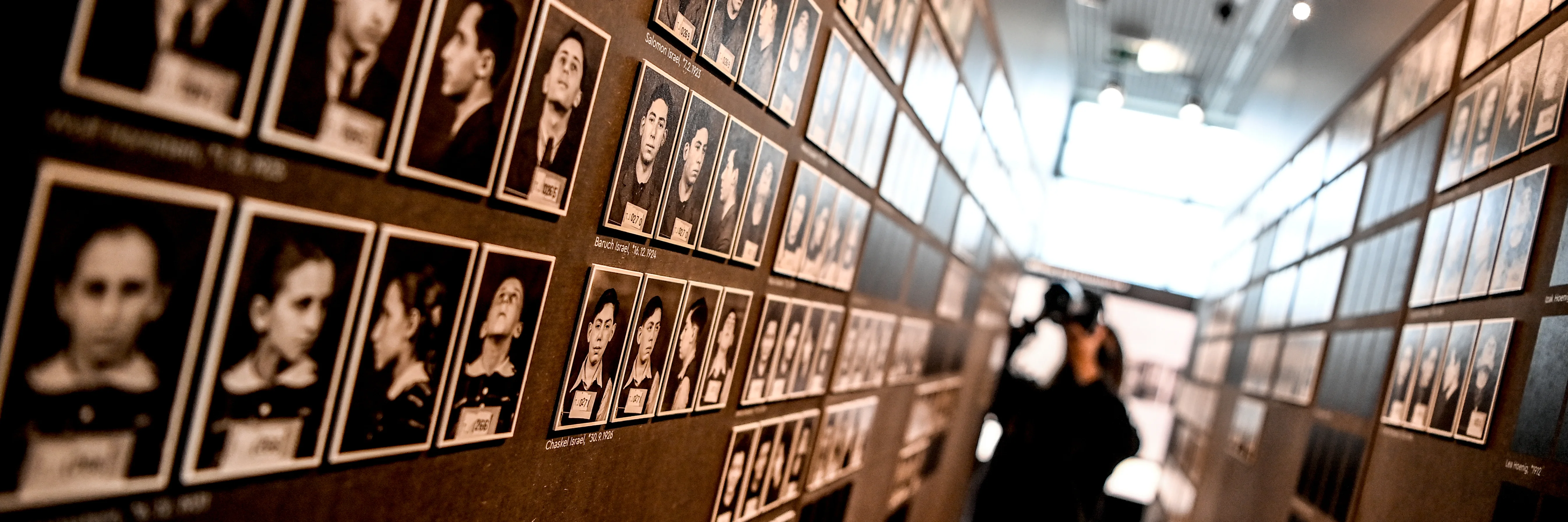 Bilder von jüdischen Familien in der Ausstellung des Museums "Topographie des Terrors" in Berlin