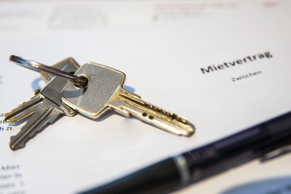Wohnungsschlüssel auf einem Mietvertrag